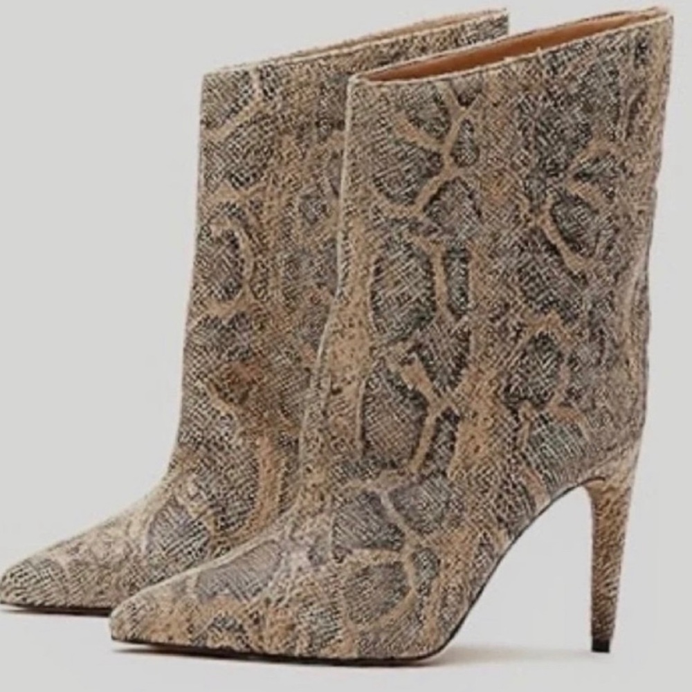 Express: New High Heels TEXTURED ASYMMETRICAL Hell Booties. NWT